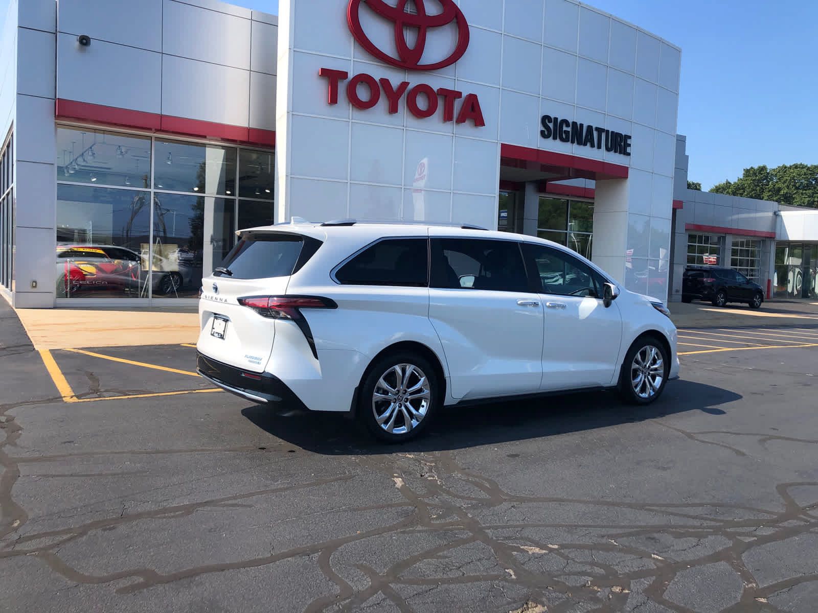 Used 2024 Toyota Sienna Platinum FWD image 2