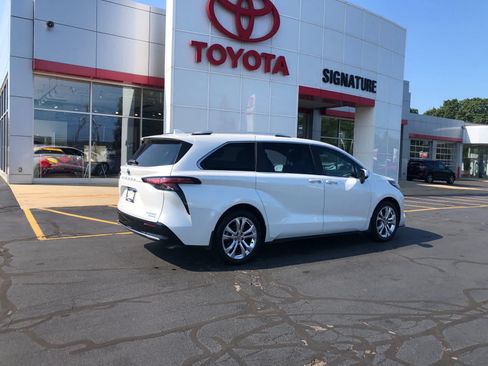 Used 2024 Toyota Sienna Platinum FWD image 2