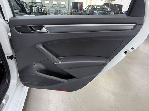 Used 2018 Volkswagen Passat 2.0T R-Line w/ R-Line Lighting Package FWD image 14