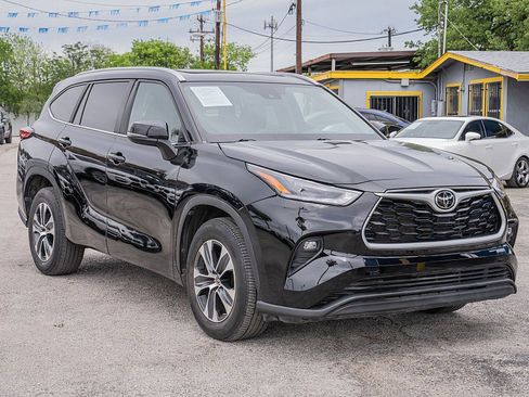 Used 2023 Toyota Highlander XLE image 3