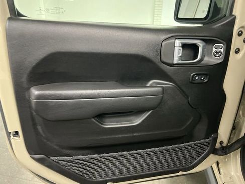 Used 2022 Jeep Wrangler Unlimited Rubicon w/ Cold Weather Group image 22