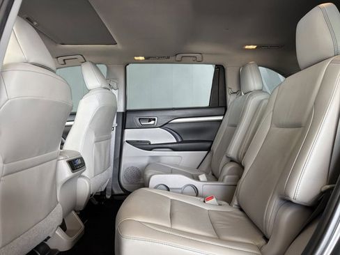 Used 2019 Toyota Highlander XLE FWD image 11