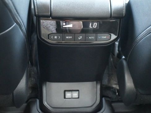 Used 2025 Toyota Highlander XLE image 25