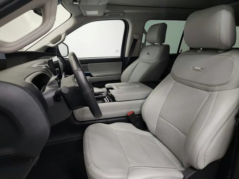 Used 2025 Ford Expedition Platinum w/ Driver's Package AWD/4WD image 19