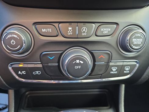 Used 2019 Jeep Cherokee Latitude Plus w/ Cold Weather Group image 21