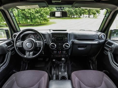 Used 2015 Jeep Wrangler Unlimited Sahara AWD/4WD image 2