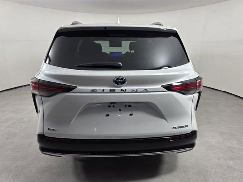 Used 2025 Toyota Sienna Platinum image 5