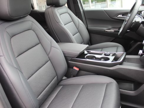 New 2026 Chevrolet Equinox LT w/ Convenience Package II AWD/4WD image 16