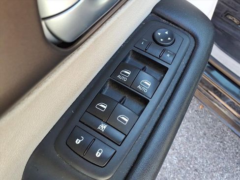 Used 2018 Chrysler Pacifica Touring-L image 14