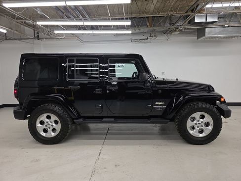 Used 2015 Jeep Wrangler Unlimited Sahara w/ Connectivity Group AWD/4WD image 6