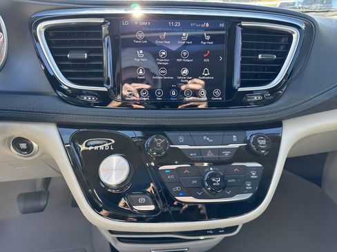 Used 2020 Chrysler Pacifica Limited image 27