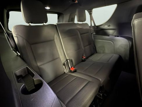 Certified 2025 Chevrolet Suburban LS RWD image 32