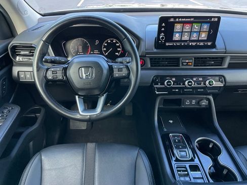 Certified 2025 Honda Pilot Touring image 11