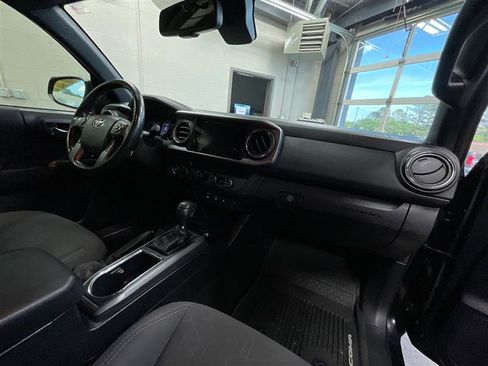 Used 2018 Toyota Tacoma TRD Off-Road w/ Technology Package AWD/4WD image 30