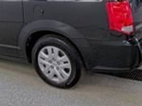 Used 2020 Dodge Grand Caravan SE image 4