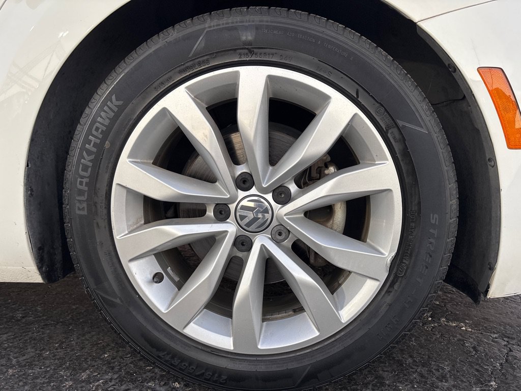 Used 2013 Volkswagen Beetle TDI FWD image 42