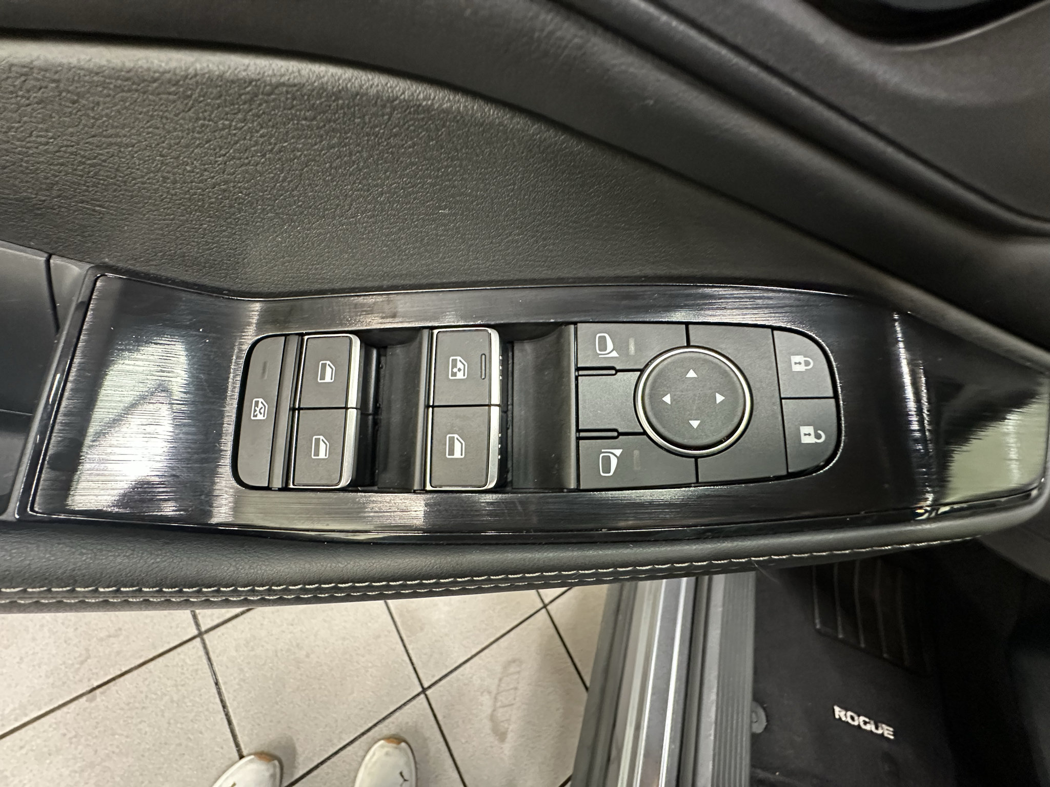 Used 2024 Nissan Rogue SL AWD/4WD image 24