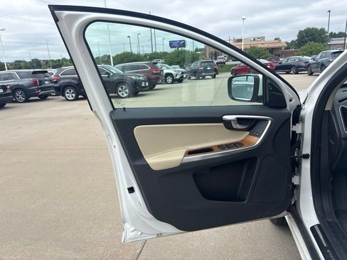 Used 2016 Volvo XC60 T6 w/ Proximity Package AWD/4WD image 9