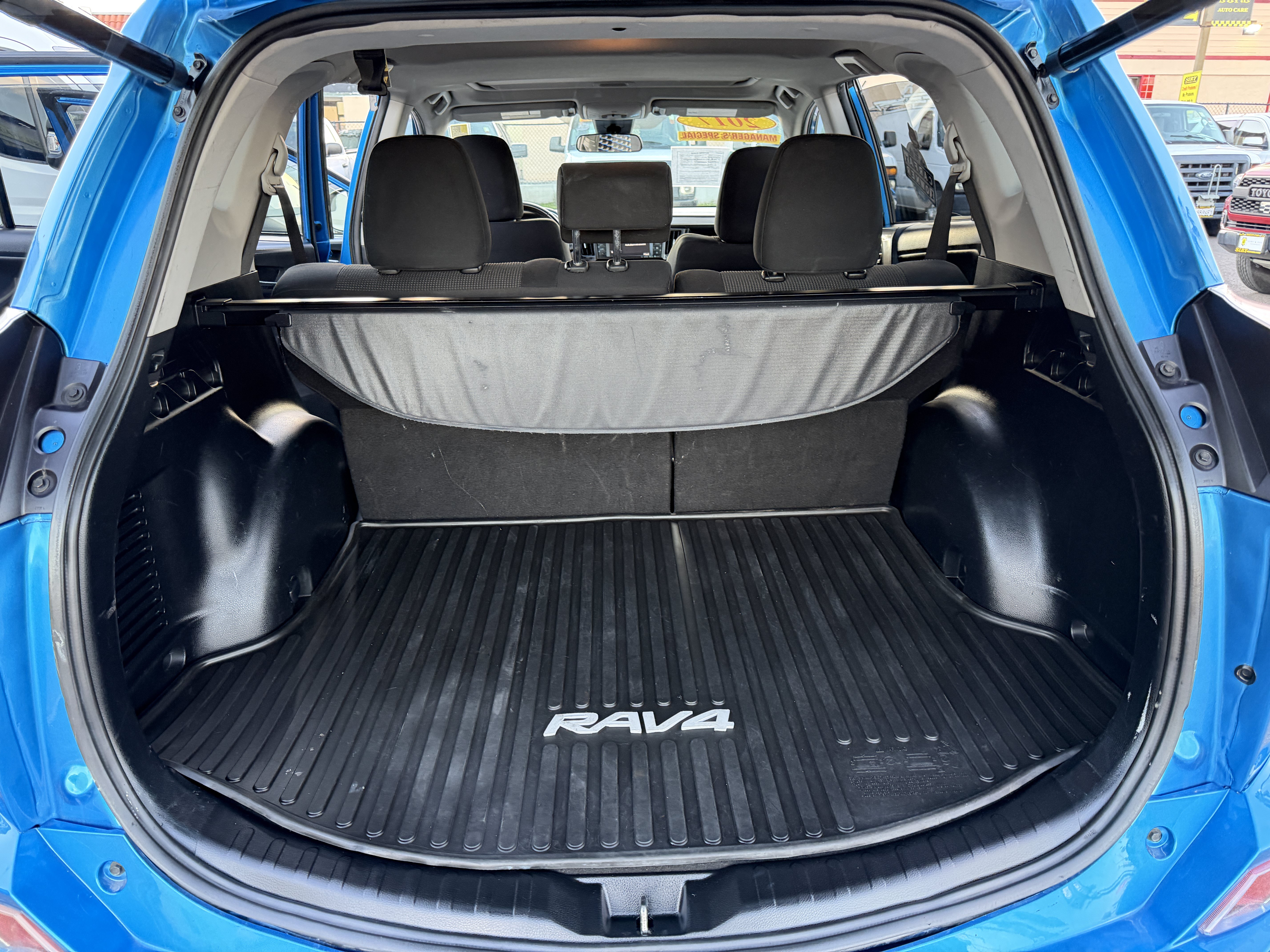 Used 2017 Toyota RAV4 XLE w/ Preferred Accessory Package FWD image 9