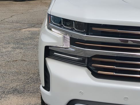 Used 2021 Chevrolet Silverado 1500 High Country w/ Safety Package II AWD/4WD image 8