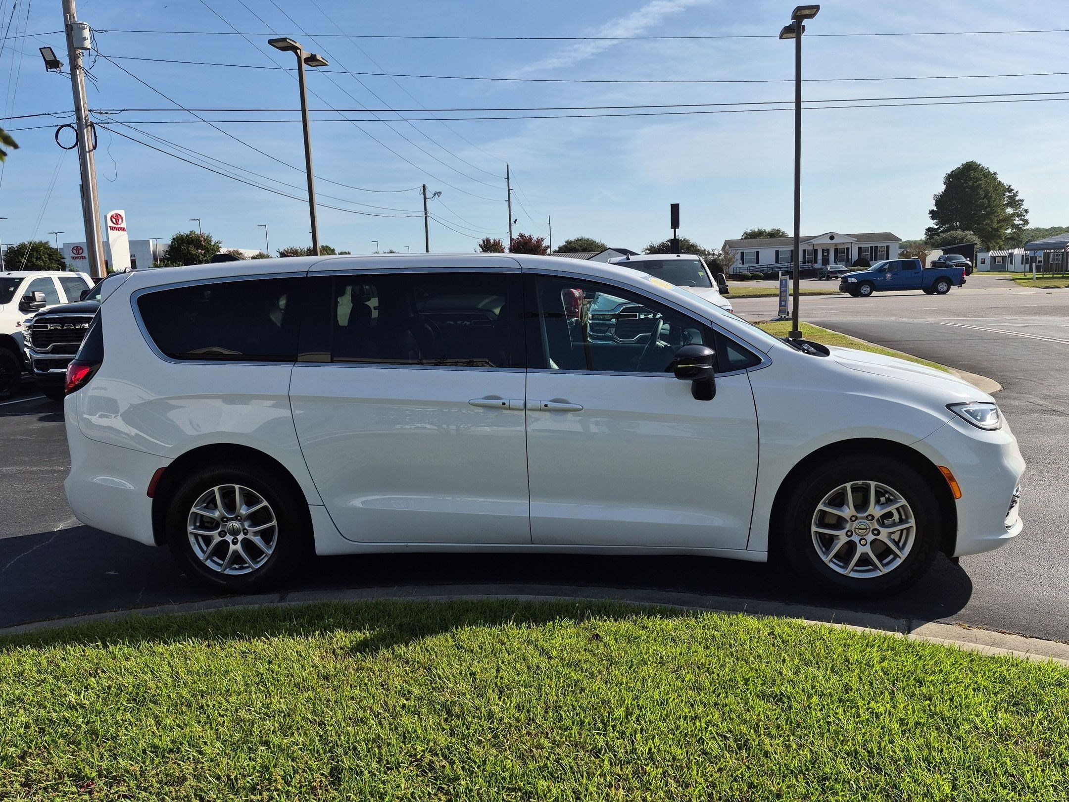 Used 2025 Chrysler Pacifica Select FWD image 4