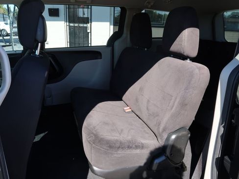 Used 2018 Dodge Grand Caravan SE image 7