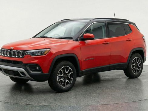 Used 2025 Jeep Compass Trailhawk AWD/4WD image 3