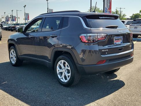 Used 2024 Jeep Compass Latitude AWD/4WD image 4