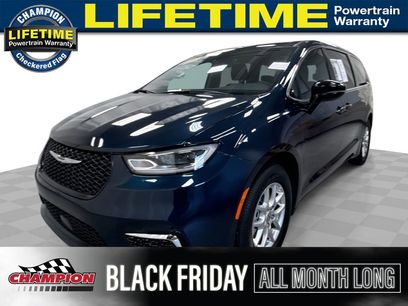 Used 2025 Chrysler Pacifica Select