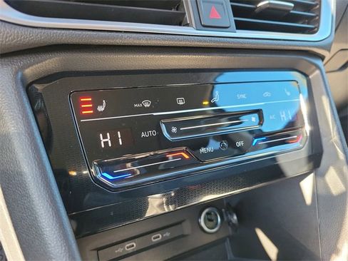 Certified 2025 Volkswagen Taos SE image 28