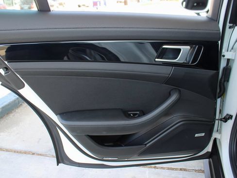 Used 2020 Porsche Panamera image 43