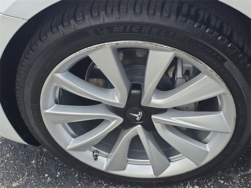 Used 2020 Tesla Model 3 Standard Range Plus image 8