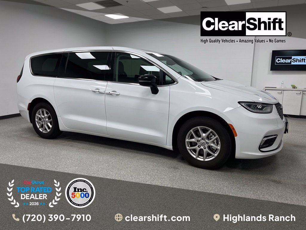 Used 2024 Chrysler Pacifica Touring-L FWD image 1