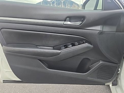 Used 2023 Nissan Altima 2.5 SV image 11