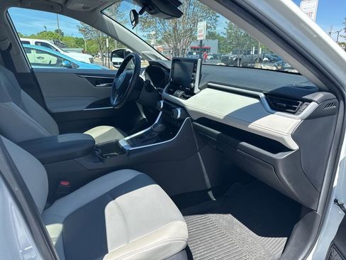Used 2022 Toyota RAV4 XLE Premium image 5