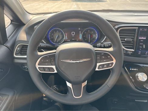 Used 2025 Chrysler Pacifica Select FWD image 21