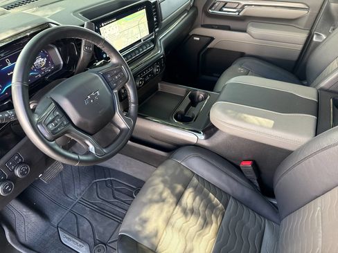 Used 2025 Chevrolet Silverado 2500 ZR2 w/ Technology Package AWD/4WD image 9