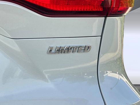 Used 2023 Toyota Venza Limited image 22