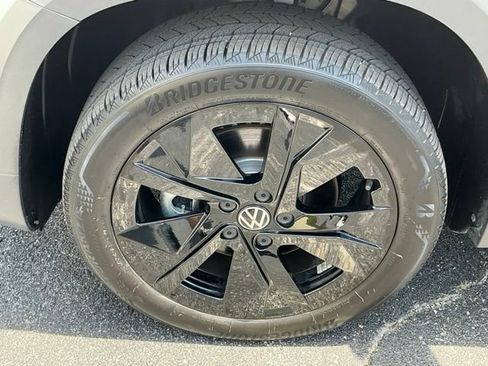 Used 2025 Volkswagen Taos SE FWD image 9