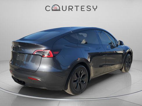Used 2025 Tesla Model Y Long Range image 3