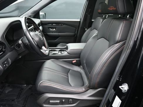 Used 2025 Honda Pilot TrailSport image 13