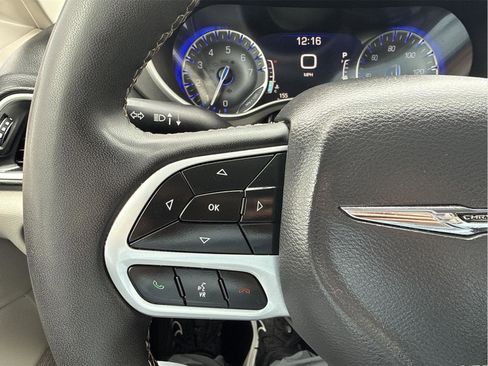 Used 2023 Chrysler Pacifica Touring-L FWD image 13