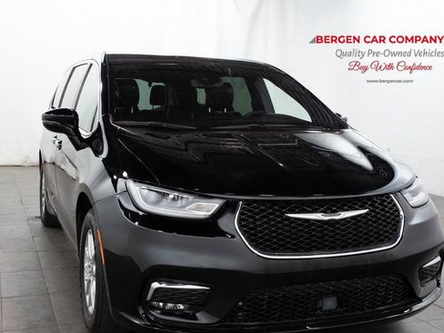 Used 2025 Chrysler Pacifica Select FWD image 1