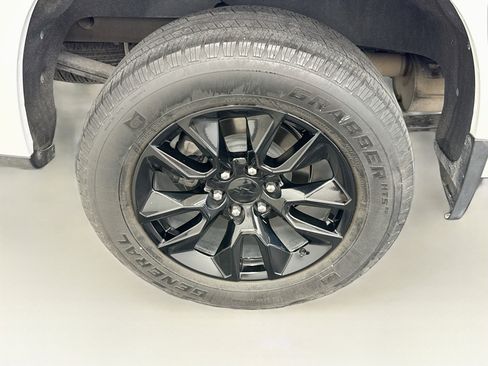 Used 2023 Chevrolet Silverado 1500 Custom AWD/4WD image 11
