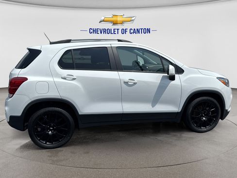Used 2022 Chevrolet Trax LT w/ Sport Edition FWD image 2