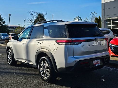 Used 2024 Nissan Pathfinder SV image 7