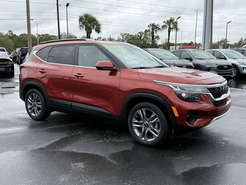 Used 2023 Kia Seltos S w/ Navigation Package FWD image 2