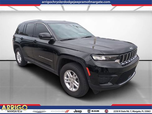 Used 2023 Jeep Grand Cherokee Laredo image 1