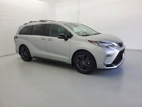 Used 2024 Toyota Sienna XSE w/ XSE Premium Package image 4