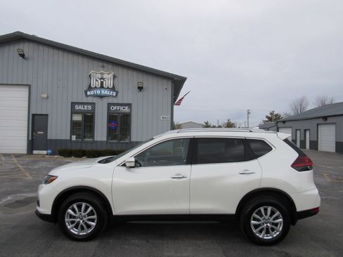 Used 2018 Nissan Rogue SV image 2